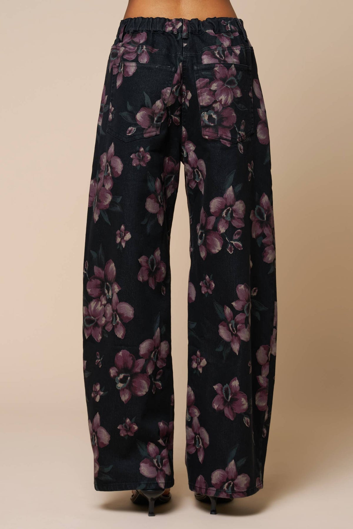 Floral Print Barrel Leg Jeans: CHARCOAL