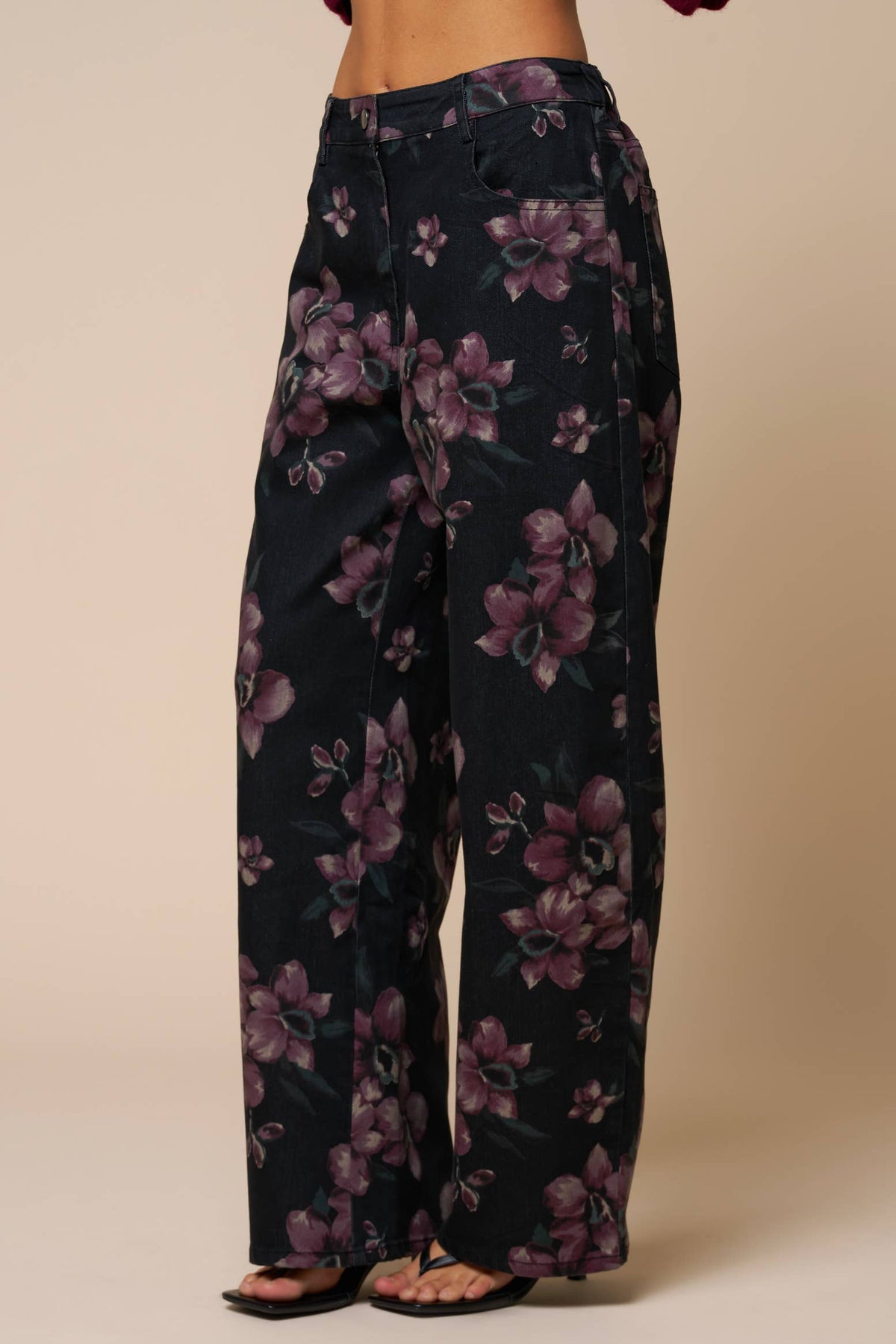Floral Print Barrel Leg Jeans: CHARCOAL
